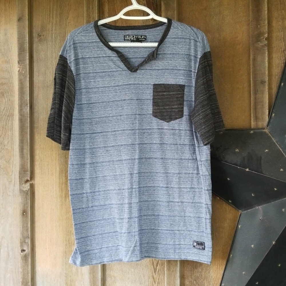 Mens distortion tee with pocket size large